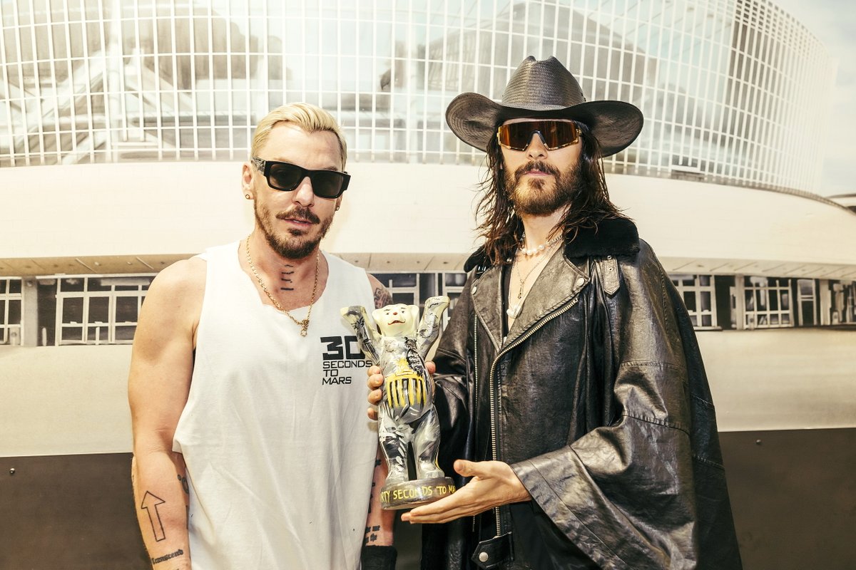 We were thrilled to present @30secondstomars with a customized Berlin Buddy Bear as a token of our appreciation for their incredible concert last night! ✨

© Pedro Becerra / STAGEVIEW

#30secondstomars  #SeasonsWorldTour2024