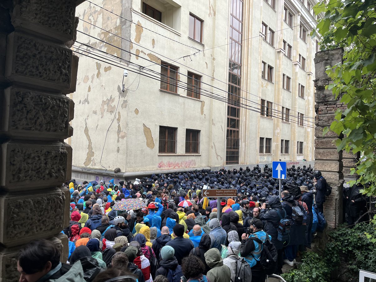 🚨🇬🇪 Imponente schieramento di forze di sicurezza georgiane nella foto scattata questa mattina a #Tbilisi da @AnnaGvarishvili. Questo è il giorno in cui il parlamento della #Georgia, in sessione plenaria, voterà in terza (e ultima) lettura per l'approvazione della 'legge russa'