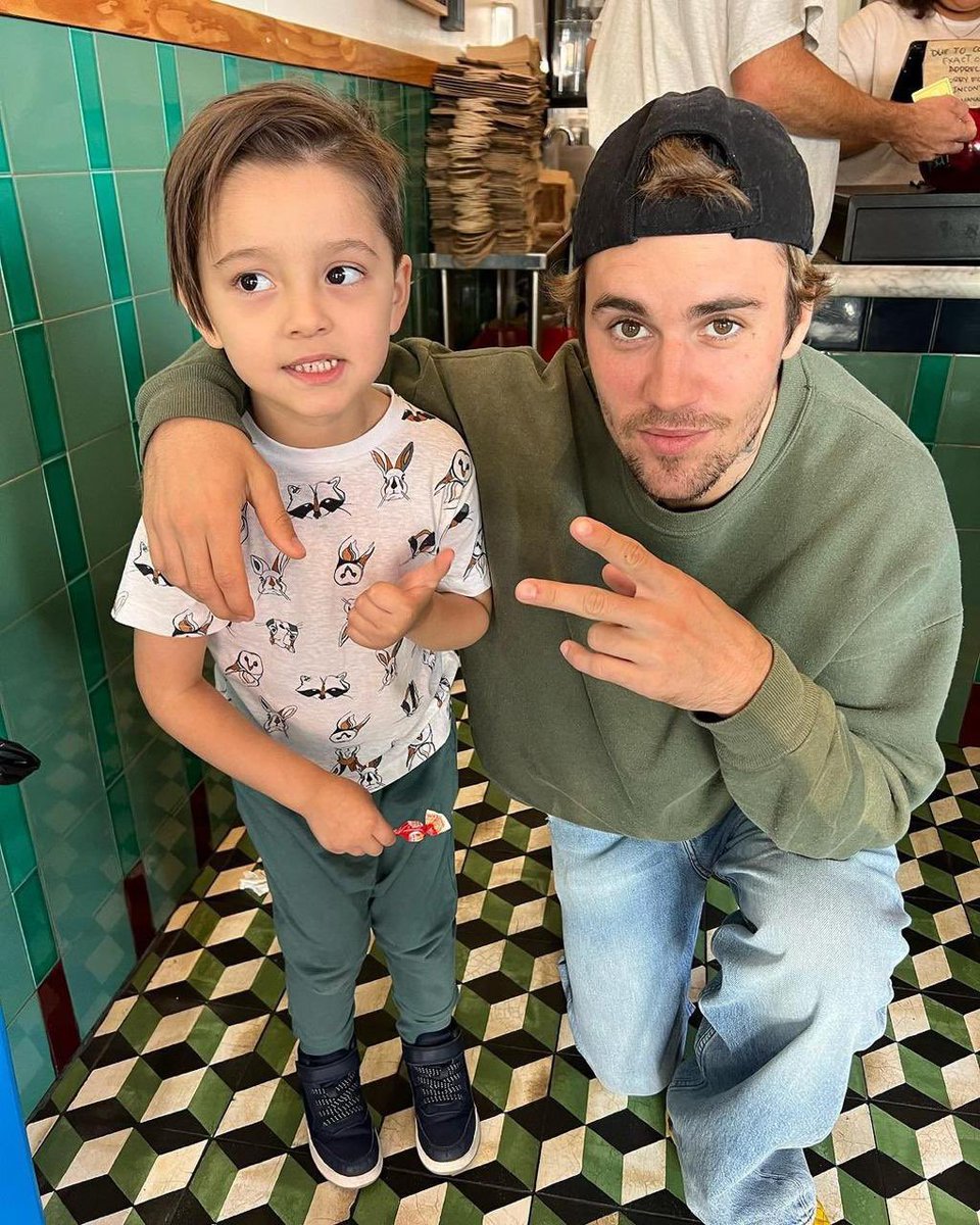 Vecchie foto di Justin Bieber con un piccolo fan nel settembre 2023. 😍🥰