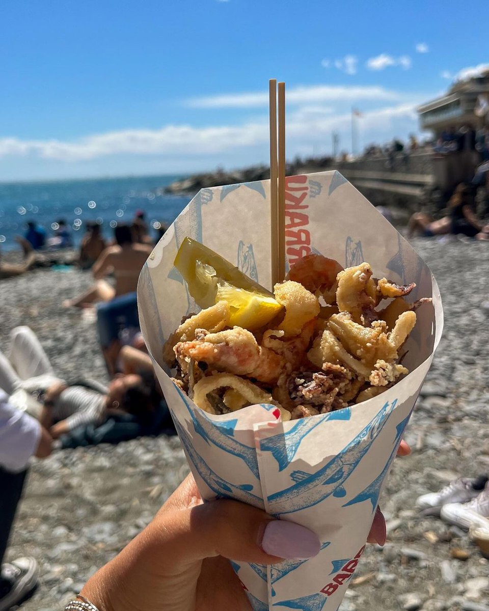 In vista del pranzo, vi regaliamo un bel cono di fritto misto ✨🍤 Se gustato a Boccadasse, poi, è ancora più buono. 📸 Via IG @travelandcook16134