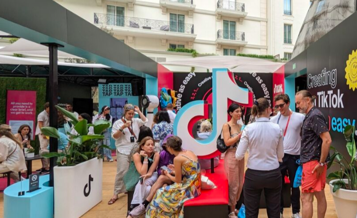 Entre l’esthétique des influenceuses et les stars internationales sponsorisées par les marques, il y a un espace commun, un tapis rouge en partage. Que vient chercher @tiktok_France à #Cannes2024 et réciproquement ? Réponses dans la chronique @Lesmatinsfcult sur @franceculture 👇