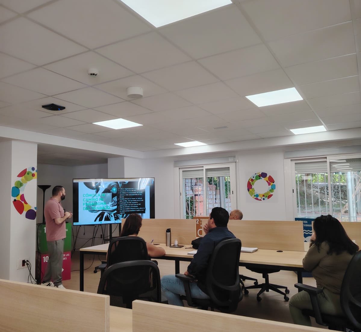 diverxiamlg's tweet image. ¡Taller de IA aplicada a las redes sociales impartido por @soyluiseo en @lanoria_mlg! 📲