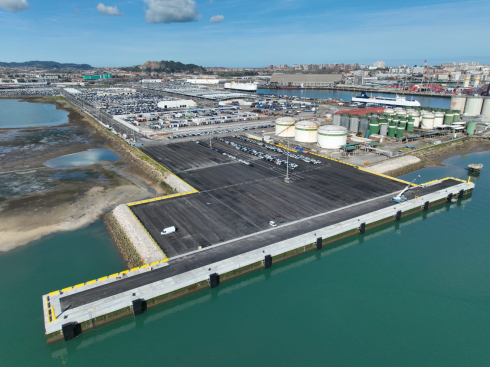 🏗️ ¿Sabías que el nuevo muelle de Raos 9 en el @port_santander duplica su línea de atraque para el tráfico de vehículos? Aumenta la superficie logística, impulsa la actividad portuaria, la intermodalidad tren-barco y la economía regional. Lee el artículo👉lc.cx/7tnQyz