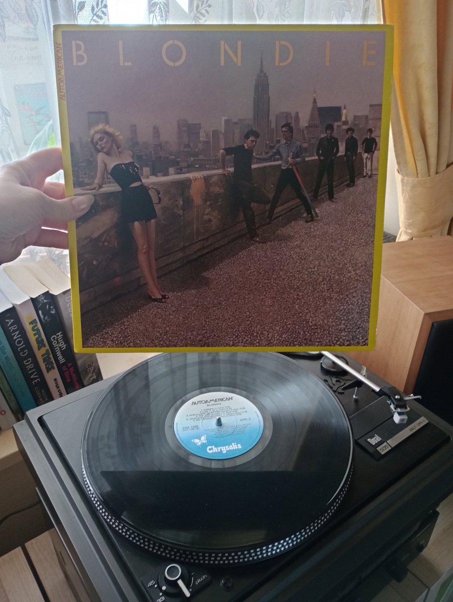 'English Sheddy's lying in the gutter, he used to be such an high-heel strutter, oh, my heart, i heard him mutter, oh my dear, it seems to flutter...' 💛 Good morning! Spinning Blondie - 'Live It Up' from the gorgeous #AutoAmerican (1980). 💛 Wishing you a Happy Tuesday!!xx 💛🎶