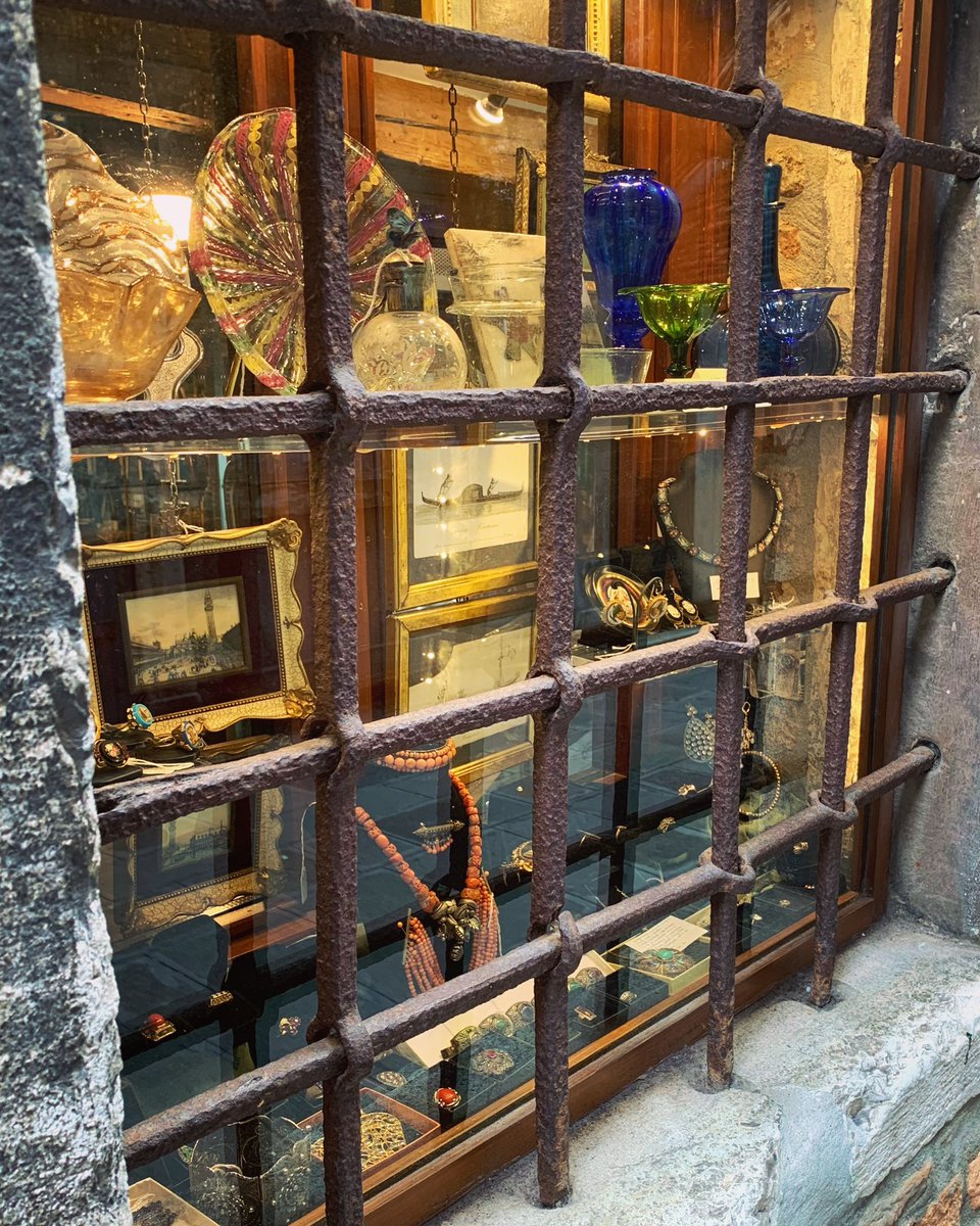 What’s new in the window? 👀✨

#venise #venice #venezia #venecia #venedig #venetië #veneza #ונציה #베네치아 #ヴェネツィア #威尼斯 #antiquariato #antiques #antiquestore #antiquitäten #antiquitätenladen #antiquaire #antiguidades #古玩店 #古董店 #antiqueslovers