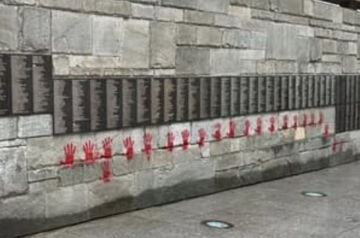 Un nouveau palier de l’ignominie antisémite a été franchi cette nuit avec ces «mains rouges» taguées sur le mur des Justes au mémorial de la Shoah. La responsabilité de certains partis d’ultra gauche qui banalisent les discours de haine et ces symboles antisémites est criminelle.