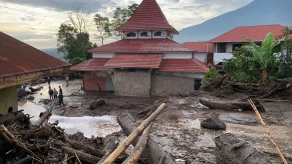 50 Orang Tewas Buntut Banjir Lahar Dingin Dan Longsor Di Sumatra Barat Banjir lahar dingin dari Gunung Marapi dan bencana longsor di enam kabupaten/kota di Sumatra Barat menelan korban jiwa hingga 50 orang. Pemerintah melalui Badan Nasional Penanggulangan Bencana (BNPB) terus