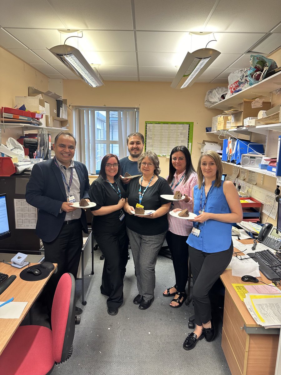 Coffee and cake with urology team - our secretarial staff are the integral part and they work very hard ⁦@IBUSurology⁩ ⁦@BlackpoolHosp⁩ ⁦@appne_official⁩ ⁦@DOGANE_UK⁩