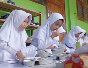 🍛 🥛 A healthy school meal (& milk) today keep the doctor away! ➡️ In #Indonesia🇮🇩 , Zalfa's mother says she's noticing her daughter starting to like vegetables: “It's a result of eating with her peers at school. It’s helping her like what they enjoy eating!” 🔗Full story: