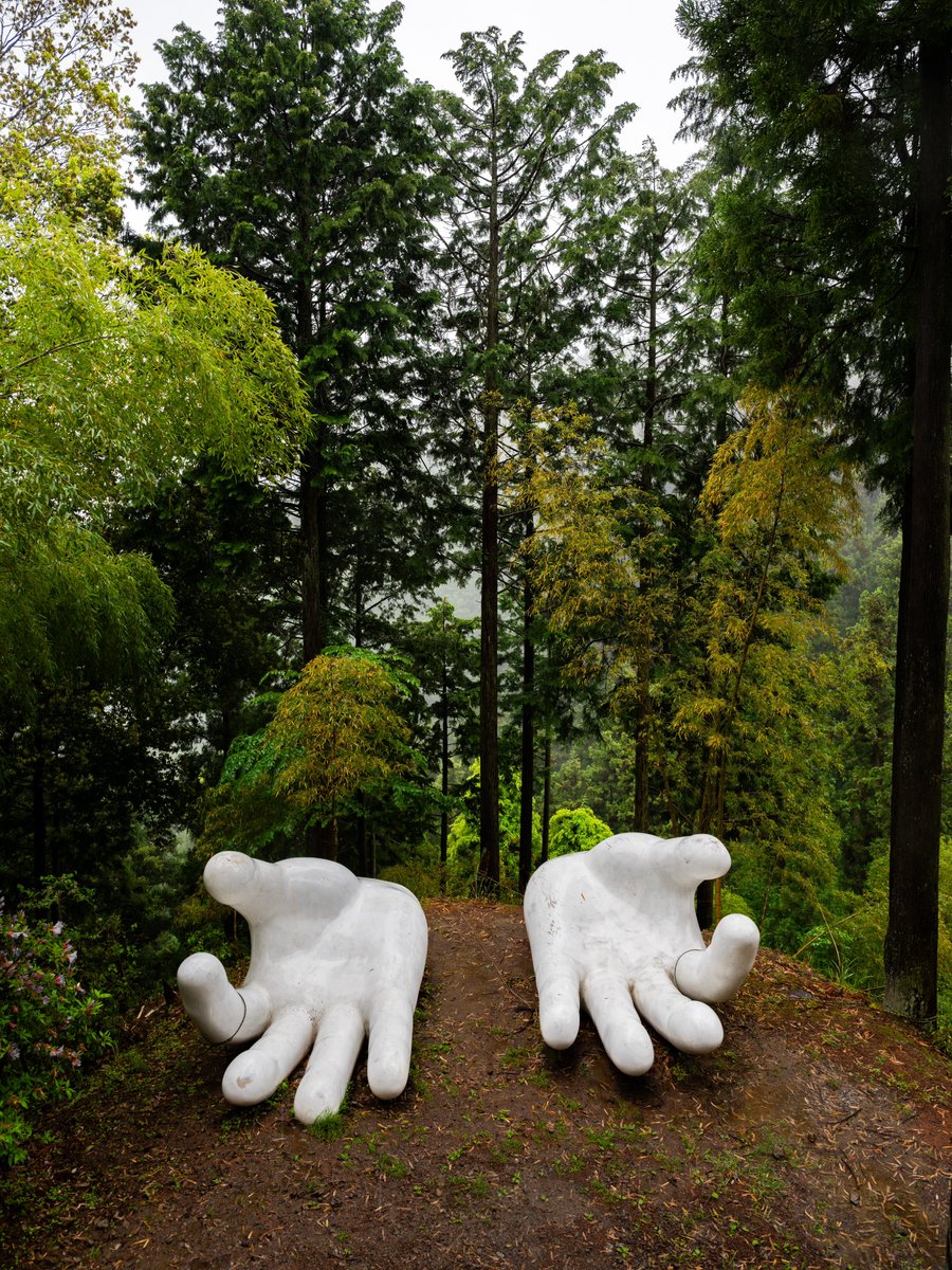 埼玉の山奥にあるマスターハンドのような謎の白い手。