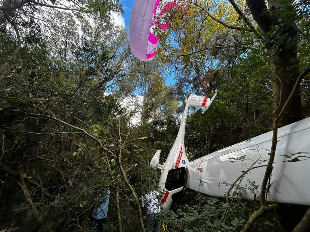 #AccidenteAéreo de #PipistrelVirus SW121 (CX-FYJ) de 'Del Viento Aviation', cerca del Parque de los Pájaros, #Marindia #Canelones #Uruguay 🇺🇾. Tuvo fallo de motor tras unas maniobras de instrucción. Los pilotos activaron el paracaídas balístico. Salieron heridos leves. 13-05-24