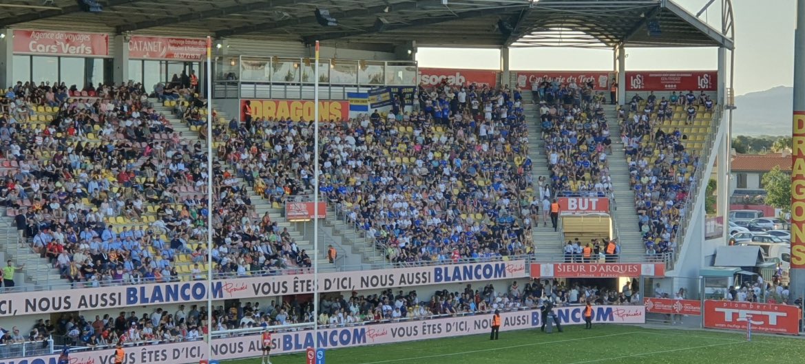 Another club @leedsrhinos taking 1k+ fans away fans to @DragonsOfficiel 🐉 

How good having a team in @SuperLeague aboard 🌞 

Which team will be the first to beat them in the league at home this season? 

🐉 26-0 🦏 

📸@catalanmedia📸 

#Superleague #Rugbyleague
