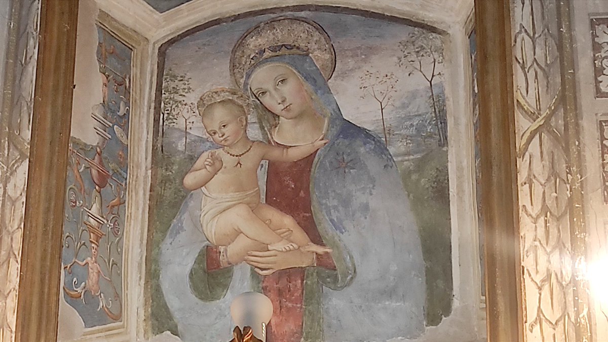 Madonna pressoché sconosciuta alla maggior parte dei Perugini. Di evidente ispirazione del Divin Pittore e del 'Piccolo Pintor' (solo di statura!) situata nella chiesetta di Madonna di Braccio (1479).

📸Tiberio d'Assisi, Madonna con Bambino (fine '400 ca.)