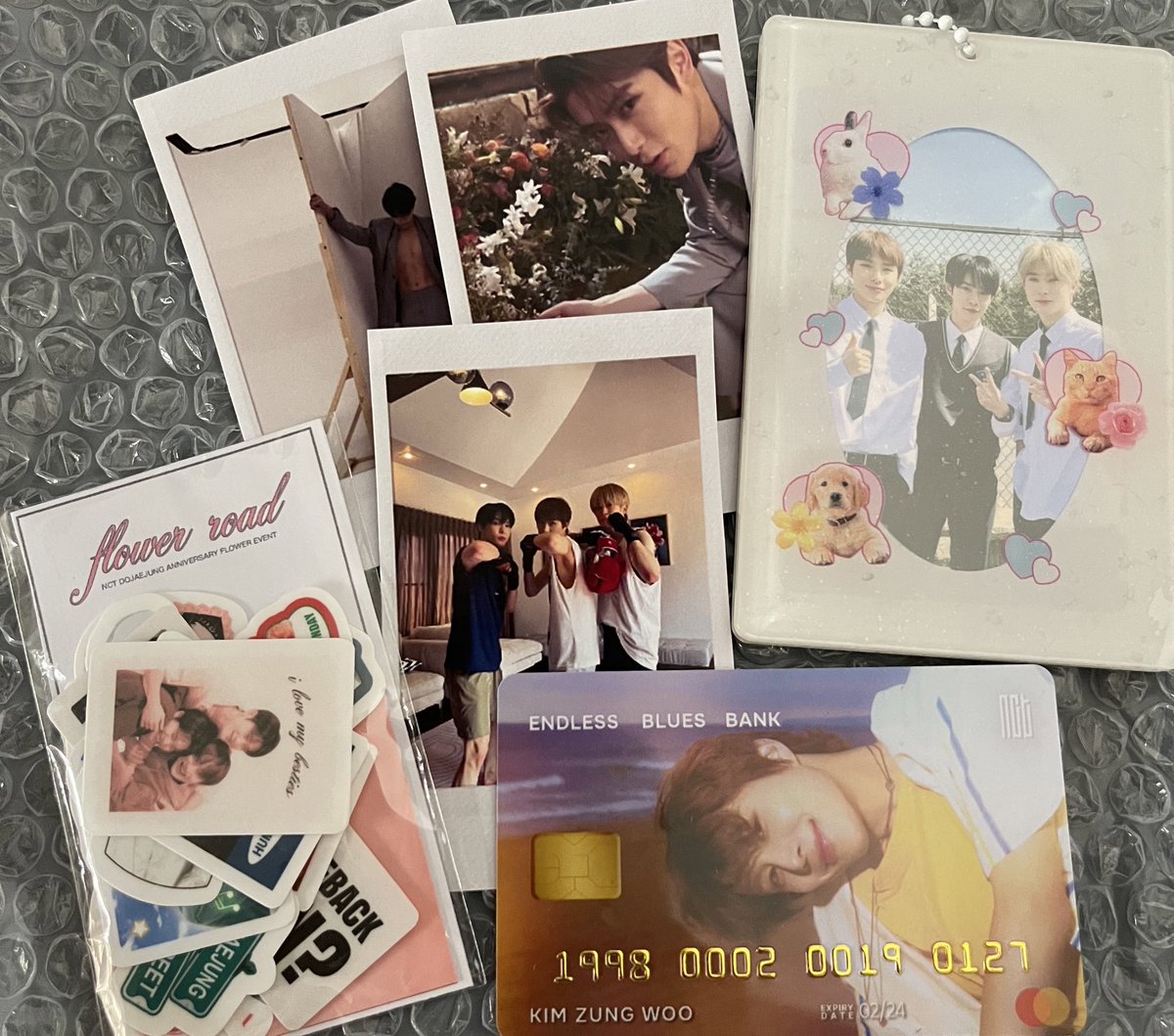 loeywoo412's tweet photo. i almost forgot to post this. ~
anw, thank you so much @flowerroad417 for my djj cutie kit!! 🐰🍑🐶

🩶🖤🤍

#도재정_꽃길만걷자 #FlowerRoadWithDJJ https://t.co/z8UJp0KbNL