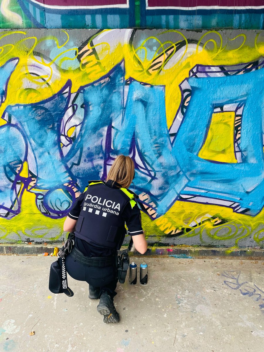 🖌️🤚 Ahir a la tarda, dins del dispositiu que estem fent aquesta setmana de grafitis i pintades no autoritzades a l'espai públic, vam denunciar a una persona a @bcn_hg per realitzar grafitis en un espai no autoritzat i vam intervenir el material utilitzat. #gubHG