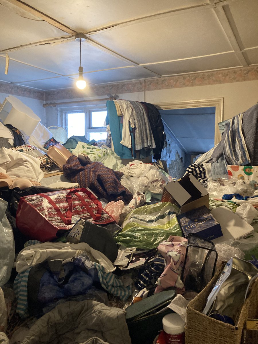 It’s #HoardingAwarenessWeek
Hoarding can pose as a serious fire hazard. If you're worried that someone may be displaying signs of this behaviour you can use the <a href="/SurreyFRS/">Surrey Fire & Rescue Service</a> online home safety checker to request a safe and well visit.  
orlo.uk/n7aWt