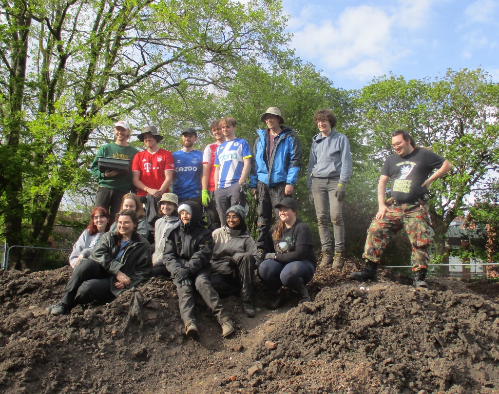 If you would like to find out more about what the students have been finding in Grosvenor Park come to the open afternoon today 1.30 pm - 4.30 pm. @ArchaeologyChester @HistArchChester @HistArchChester cwac.co/Y7YOP