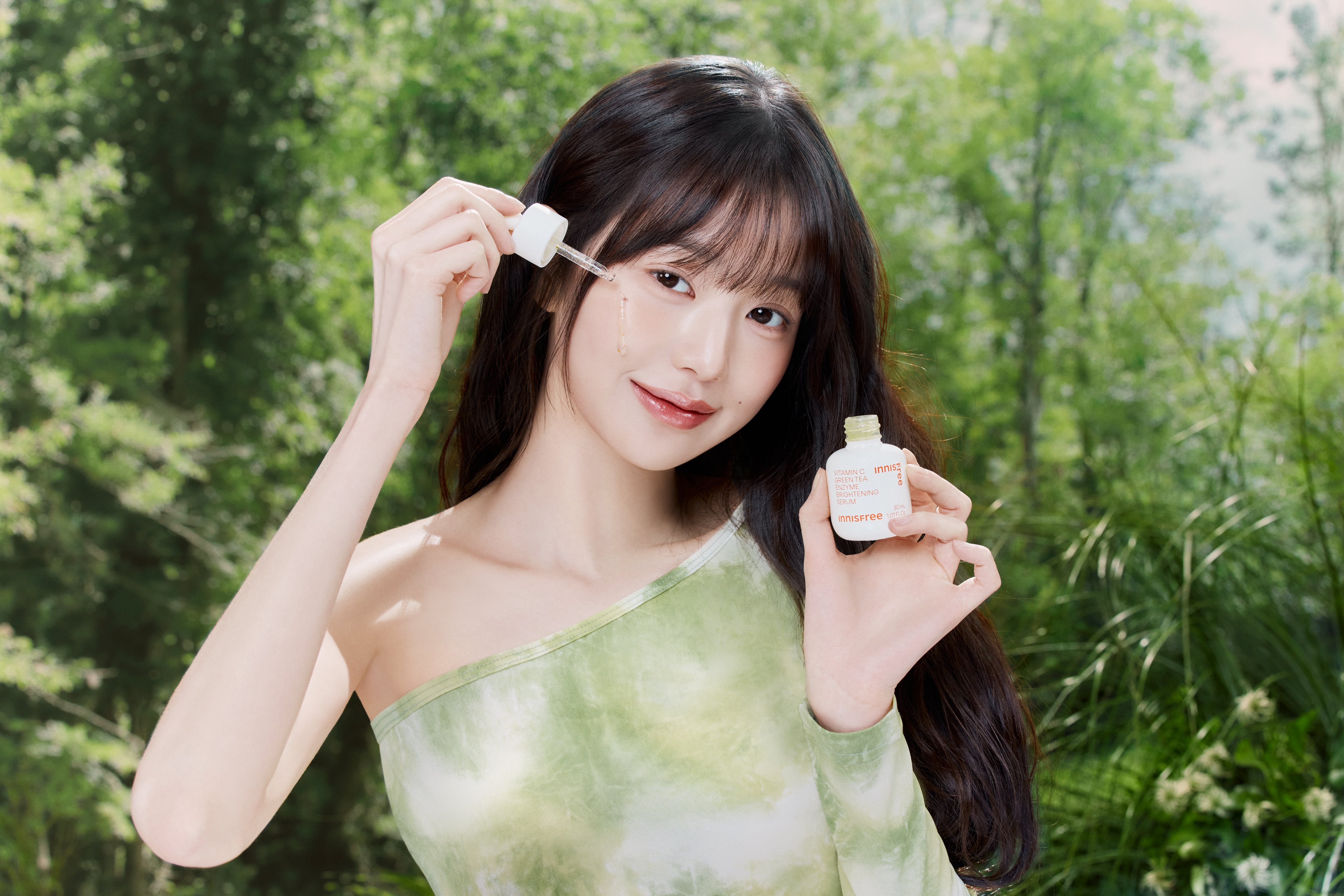 innisfree ウォニョン ポスター ウォニョン 貴重な「innisfree」ポスター、トレカにうちわもご
