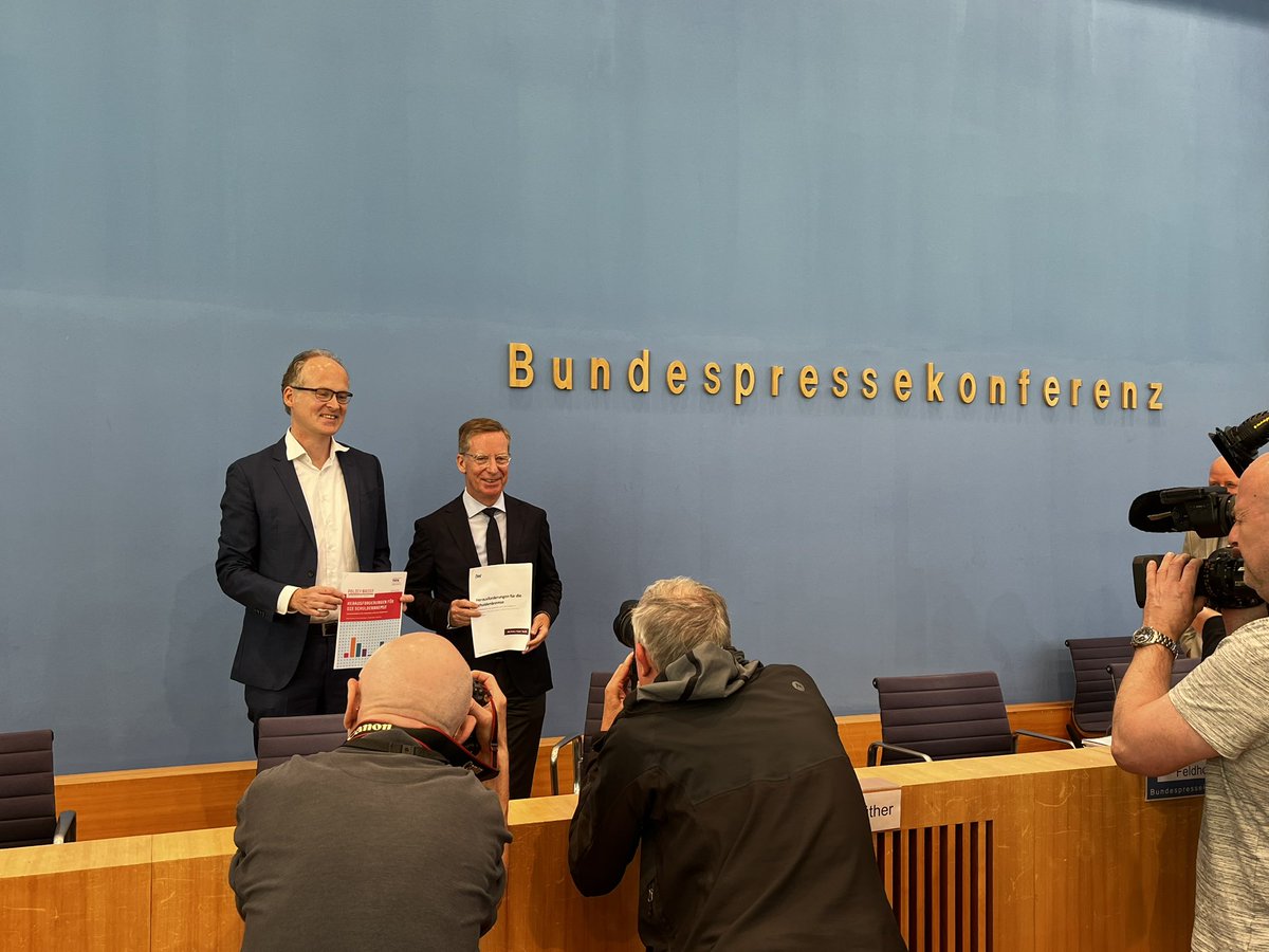 Jetzt in der Bundespressekonferenz: @SDullien & @michael_huether stellen neue Studie von @IMKFlash & @iw_koeln zu fehlenden #Investitionen & #Schuldenbremse vor.