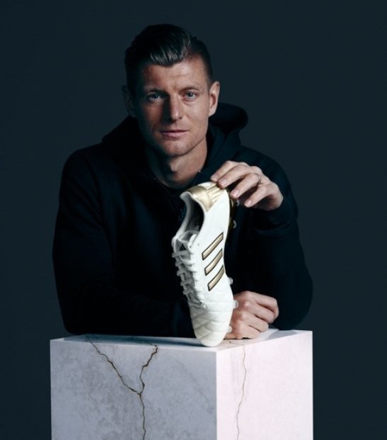 🔴 Adidas a LANCÉ des crampons 11 PRO TK en édition limitée pour rendre hommage à Toni Kroos ! 👟🇩🇪 Le joueur a même collaboré à sa conception. 🗞 @adidasfootball