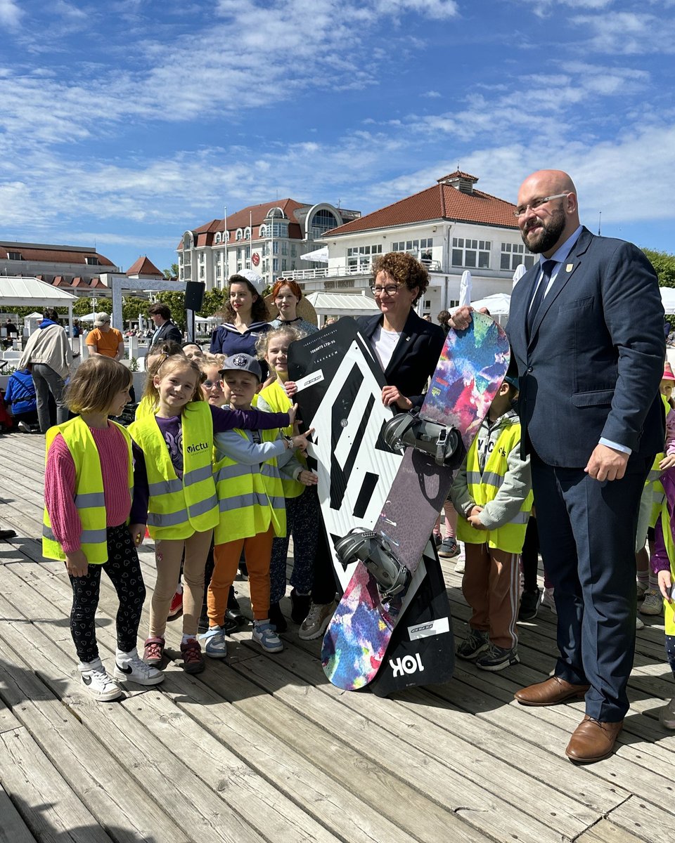 Officials from the Polish seaside town of #Sopot and Poland's winter capital, #Zakopane, officially opened the summer season, exchanging the symbols of their respective cities: a snowboard and a kitesurfing board.

Read more ⤵️
tvpworld.com/77515971/

📸