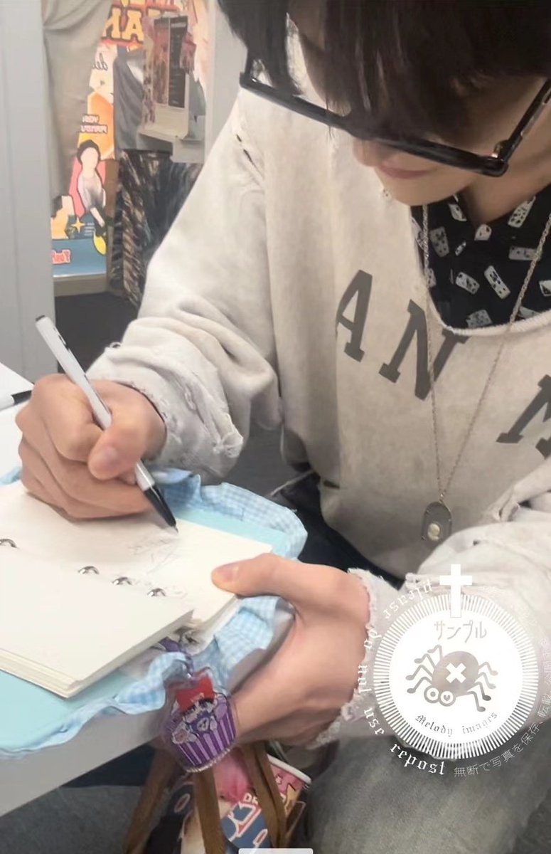 Yoshi even gave autographs to the fans at the cafe

cr:  xhslink.com/F2gycJ