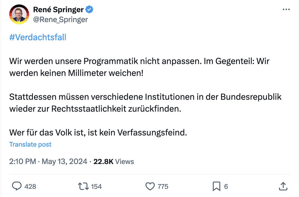 Völkischer Populismus wie aus dem Lehrbuch: Springer setzt 'das Volk', die eigenen normativ-dogmatischen Setzungen als Empirie tarnend, mit 'der Verfassung' gleich. 'Verfassung' ist ihm organische Emanation wahren völkischen Willens, den Eliten verzerrt und verstümmelt hätten.