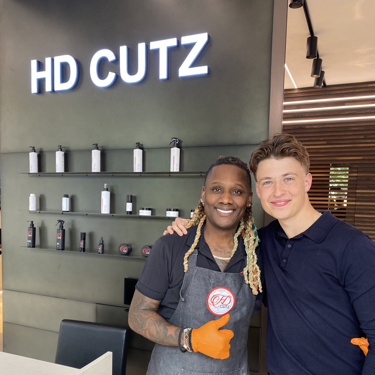 The man behind Bellingham, Vinicius JR and Haaland’s haircuts… So cool to sit down and get a trim from HD Cutz owner Sheldon Edwards. One of life’s good guys! Full video coming soon on @90min_Football ✂️