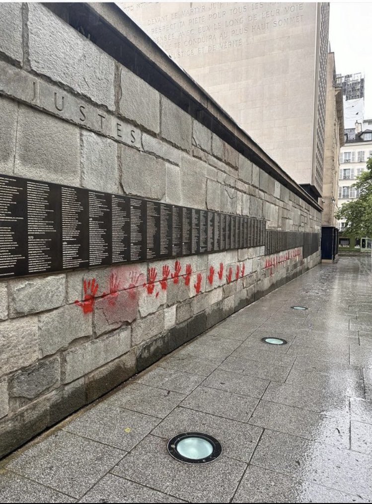 Paris, ce matin, mur des Justes au Mémorial de la Shoah. 🤬🤬🤬🤬🤬🤬🤬 Tant de bêtise, tant d’ignorance, tant de haine tant d’antisémitisme. Ignobles mains rouges !