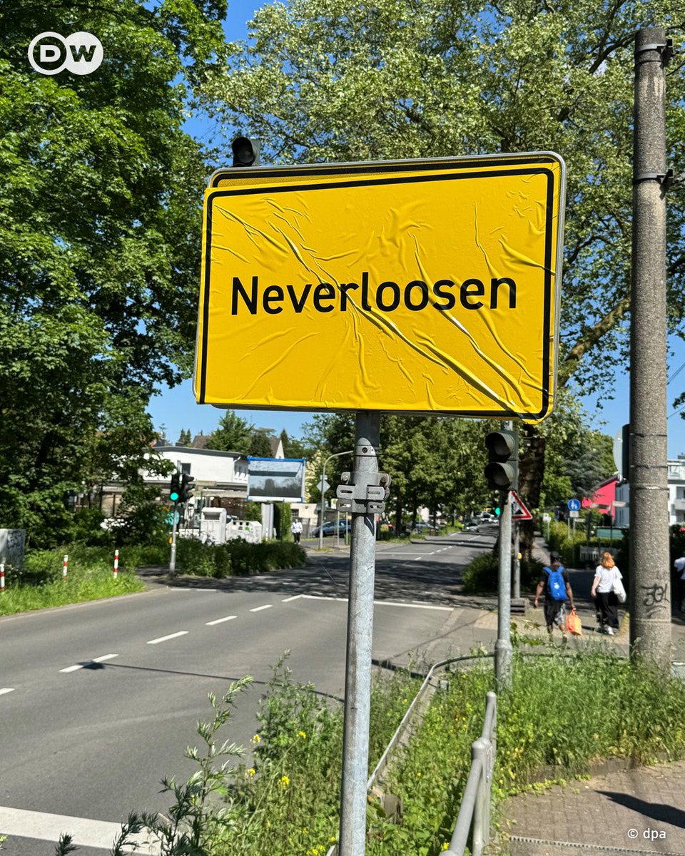 😅 Des supporters du Bayer Leverkusen ont posé à l’entrée de la ville un panneau avec l’inscription Neverloosen En espérant que ça ne leur portera pas poisse ! 😱 #B04