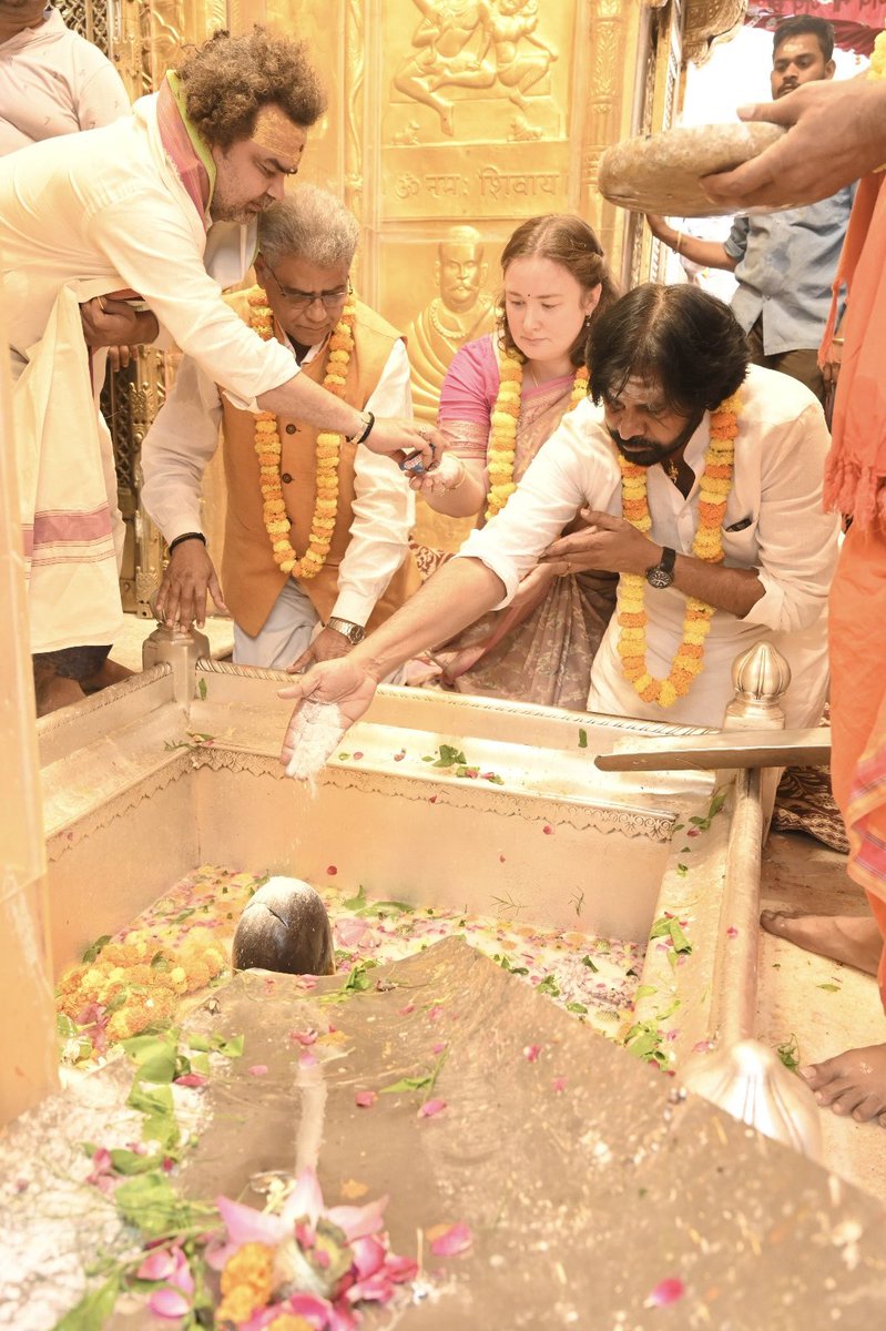 Power star @PawanKalyan along with his wife #AnnaLezhneva made a divine visit to Kashi Vishwanath temple and took blessings!🙏 #PawanKalyan #Janasena #Varanasi #APElection2024 #Newsof9