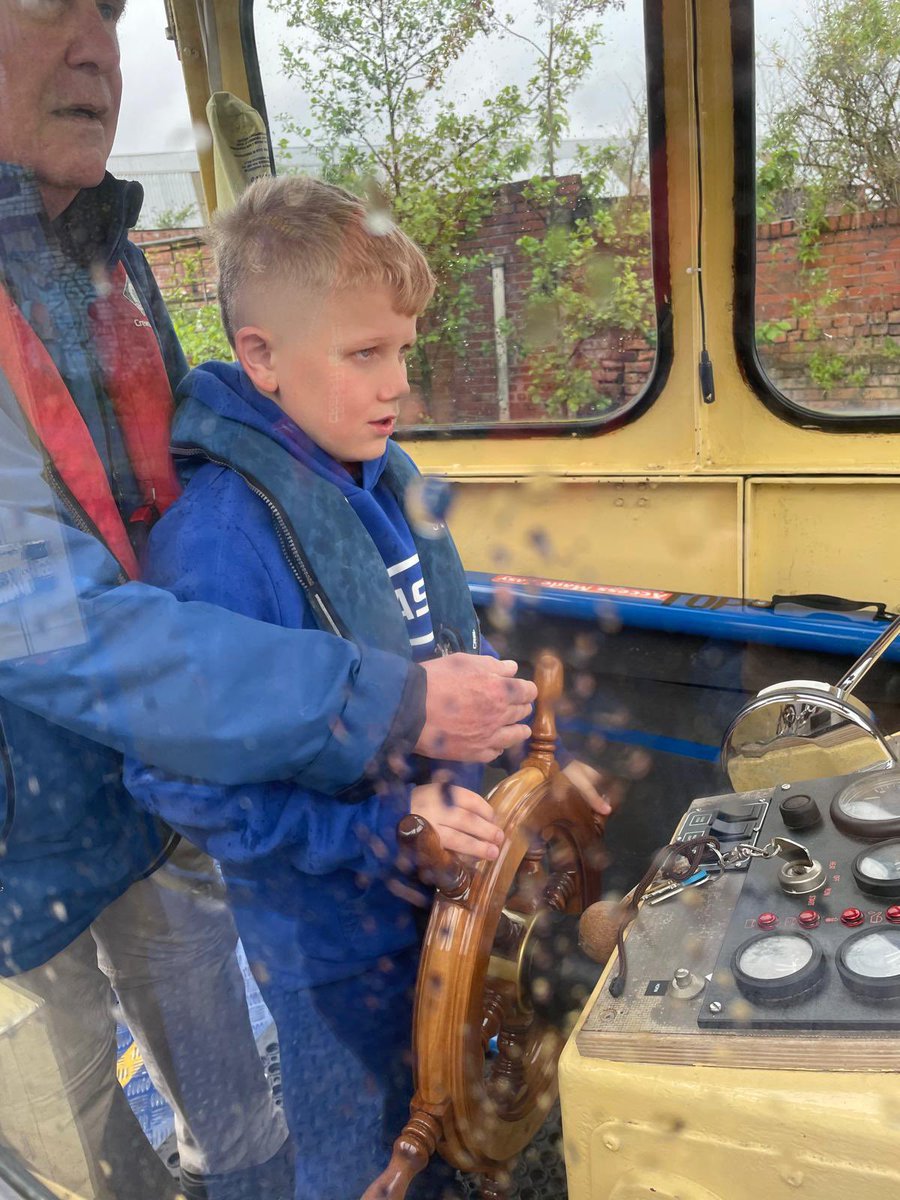 Today, on board Ethel, were the pupils from Mossbrook school enjoying their trip despite the rain. Today’s skipper was Roger with crew Peter and Kevin. #LifesBetterByWater #sheffieldissuper #backcametherain.