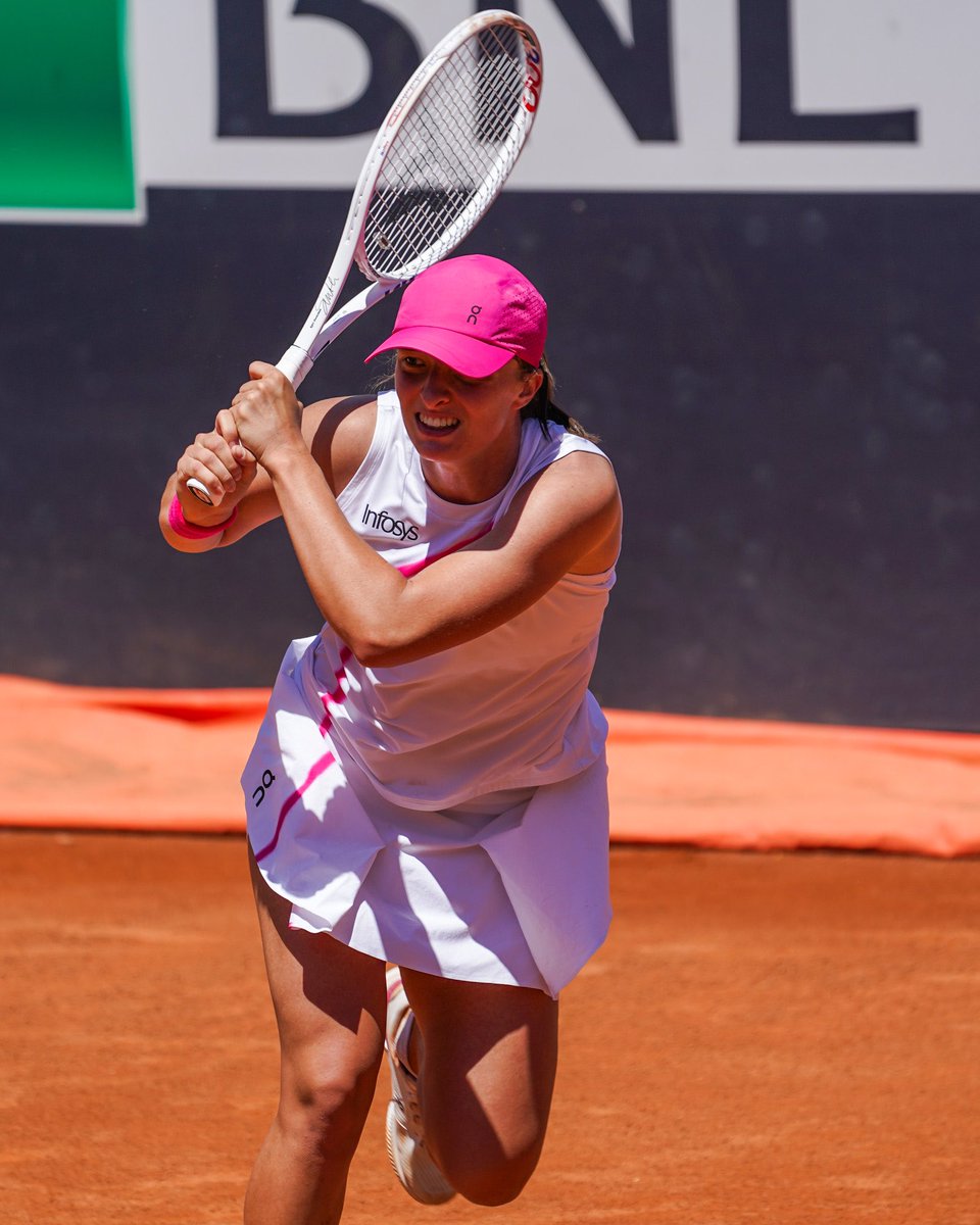 Toprağın Kraliçesi 👸 Madrid şampiyonu Iga Swiatek, Madison Keys’i sadece 4 oyun kaybettiği maçta 6-1 6-3 yenerek yarı finale yükseldi. #IBI24 💪