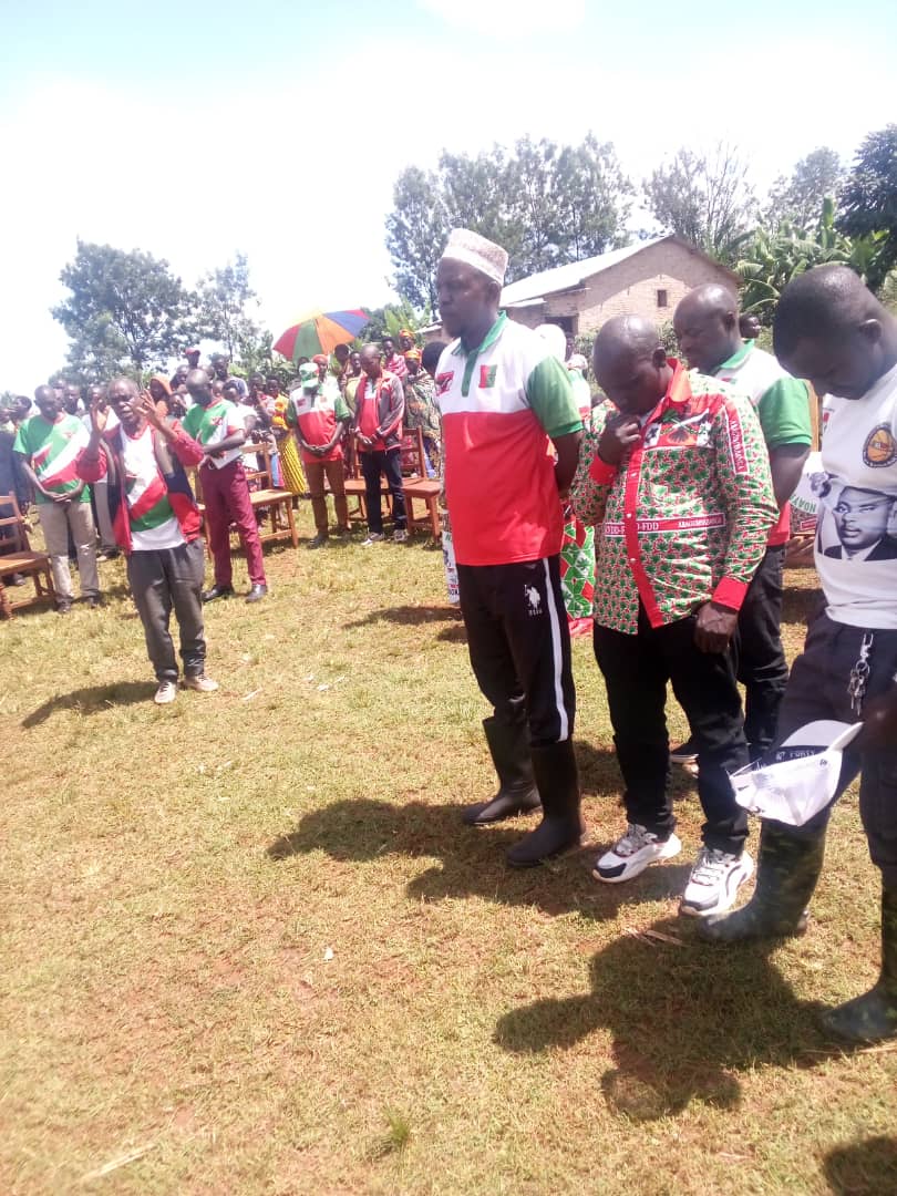CnddFddButanyer's tweet photo. 14/5/2024 Mu rugendo ubuserukizi bwa @CnddFdd komine Tangara bwagize mu mitumba ya zone Ruhororo baganira Iterambere: amatuta y'amavoka n'ikawa, Ubworozi,..ku mitumbaya #rwamiko,#kinyami,#Bucamihigo hinjiye Abanwanyi 149: 124 bavuye mur @BurundiCnl n25 @UPRONA__1961
@R_Ndikuriyo https://t.co/EYN5BdJ4qF