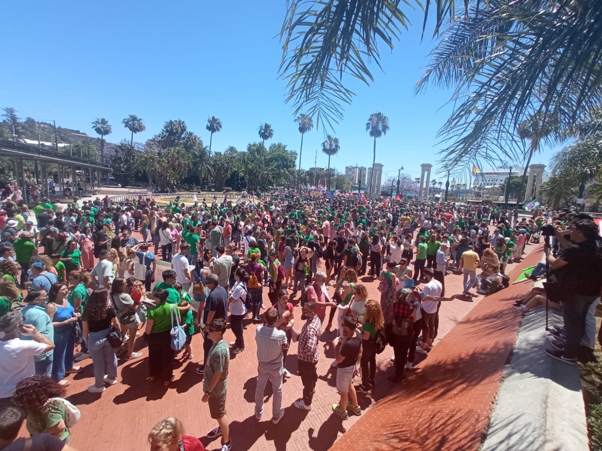 NeurodiversoPT's tweet photo. Manifestación 14M Málaga. Participación masiva 🙌.  Por una Educación Pública de tod@s y para tod@s. Gracias a todas las familias y miembros de la comunidad educativa por caminar un día más a nuestro lado💙💪 #inclusion #neurodiversidad https://t.co/HAX1vhLBpy