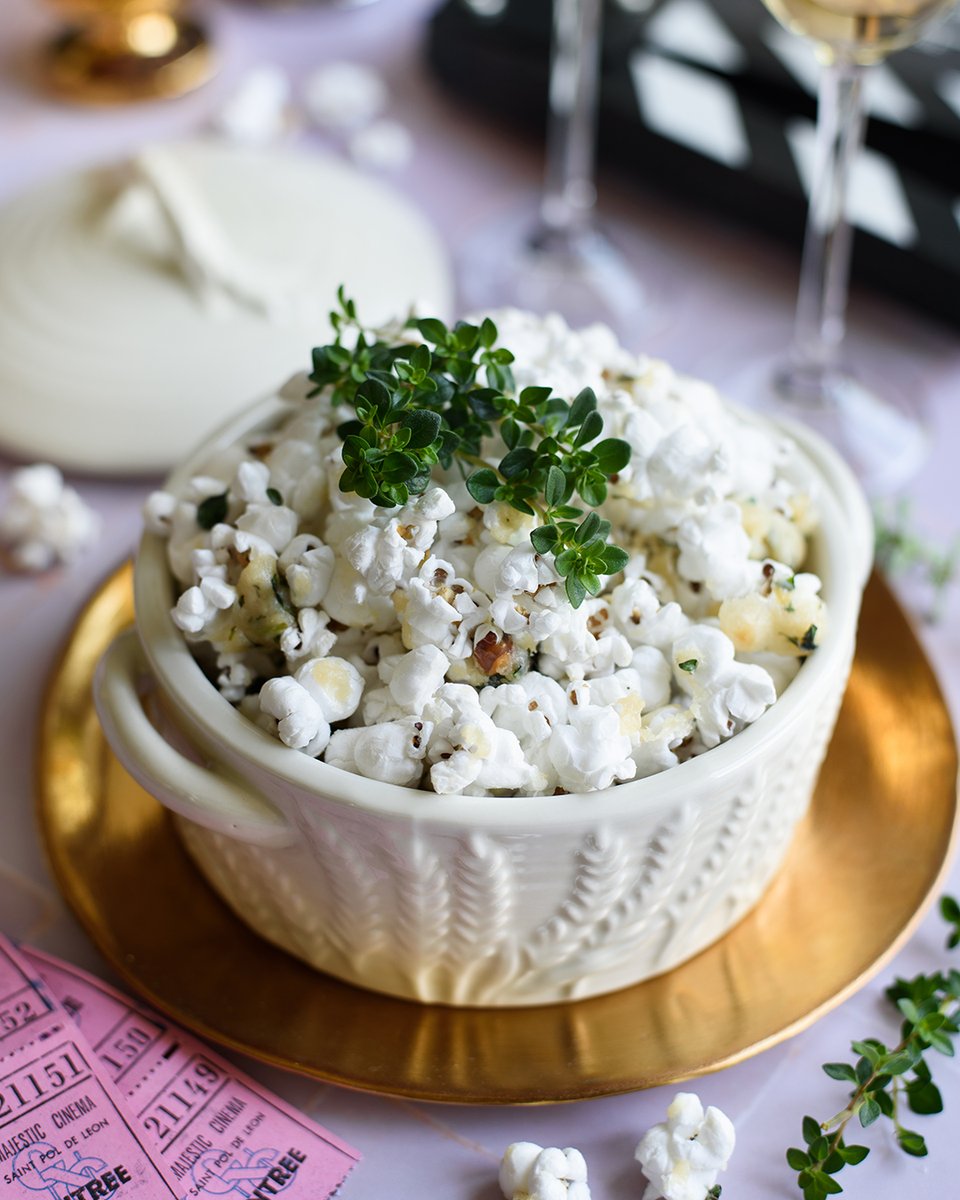 Le Festival de Cannes ouvre ses portes dans quelques heures. Je ne sais pas si vous êtes fan de ciné mais moi, oui ! Du coup, c'est l'occasion rêvée de se préparer du bon pop-corn salé : celui-ci est au parmesan et au thym.
🍿 La recette ici : turbigo-gourmandises.fr/pop-corn-thym-… 🍿