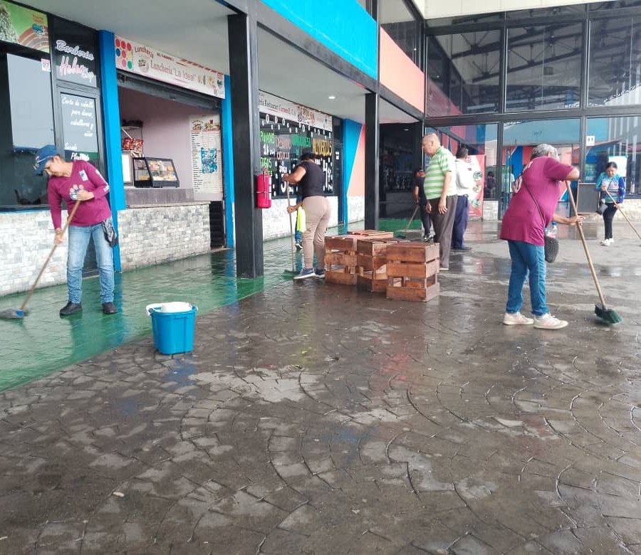 Cumpliendo orientaciones de nuestro alcalde @JCbetancourt72 y @YusberquizB17, nuestra fuerza obrera realiza lavado y secado de pisos en las áreas de Carga de Nuestro Terminal de Pasajeros Juan José Flores. #AquíNadieSeRinde. #VenezuelaVaPaArriba