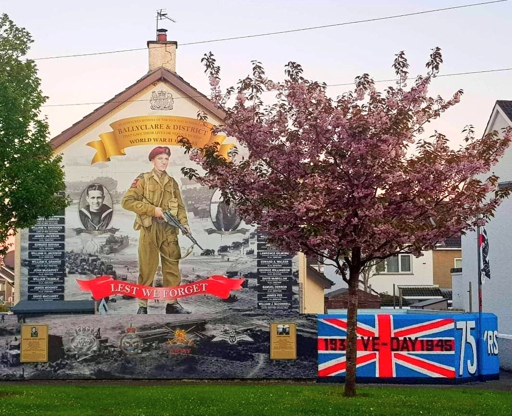 Gable wall mural in Ballyclare Co.Antrim, Northern Ireland remembering those who died locally in World War 2.

#LestWeForget 🌺🪖🇬🇧