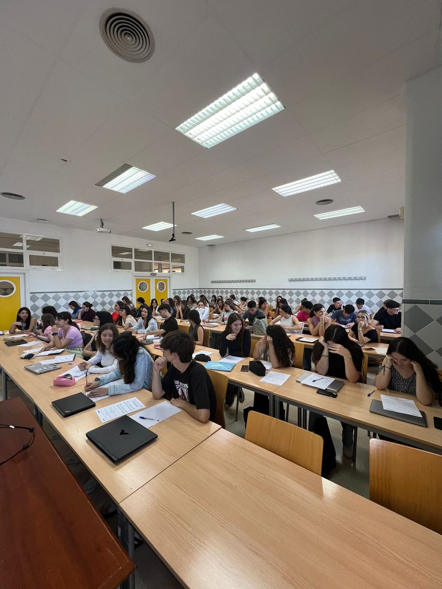 La campaña “The Wrong Side of the Road”, que desarrollamos junto a @AESLEMEONLINE, para concienciar sobre los peligros del alcohol al volante ha logrado hoy un nuevo lleno en la Facultad de Derecho de la Universidad de Málaga. 🚗 🍺