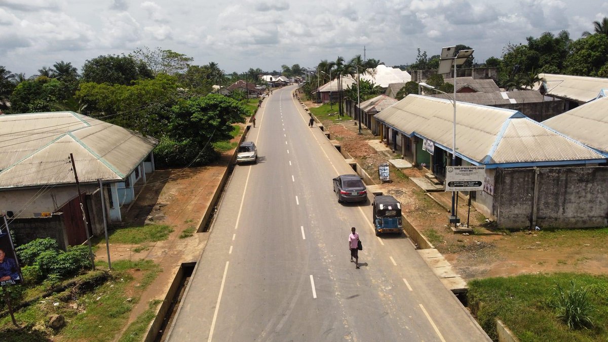 mrjoshuasamps0n's tweet photo. 10.98km Aleto-Ogale-Ebubu-Eteo road, awarded to CCEC on August 14th, 2023, and completed in 8 months. #1YearOfSimFubara
#RiversFirst https://t.co/XqNjgDgeQy