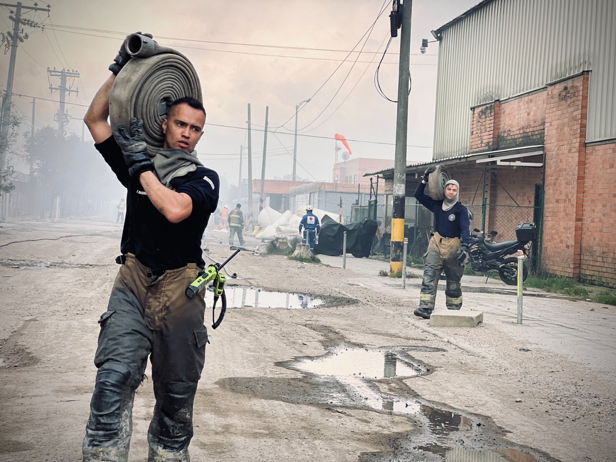 Nos unimos a la conmemoración de los 129 años de @BomberosBogota. Con la ofrenda al Bombero Caído, honramos a quienes se dedican a salvar todas las formas de vida, el ambiente y el patrimonio de los bogotanos. ¡Gracias para cada uno de ustedes!