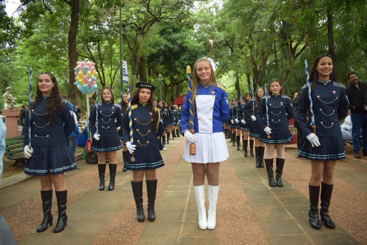 La calle Palma se viste de gala para recibir el tradicional desfile de alumnos y ex alumnos. 🤩
Arrancan las #FiestasPatrias #213Py 🇵🇾