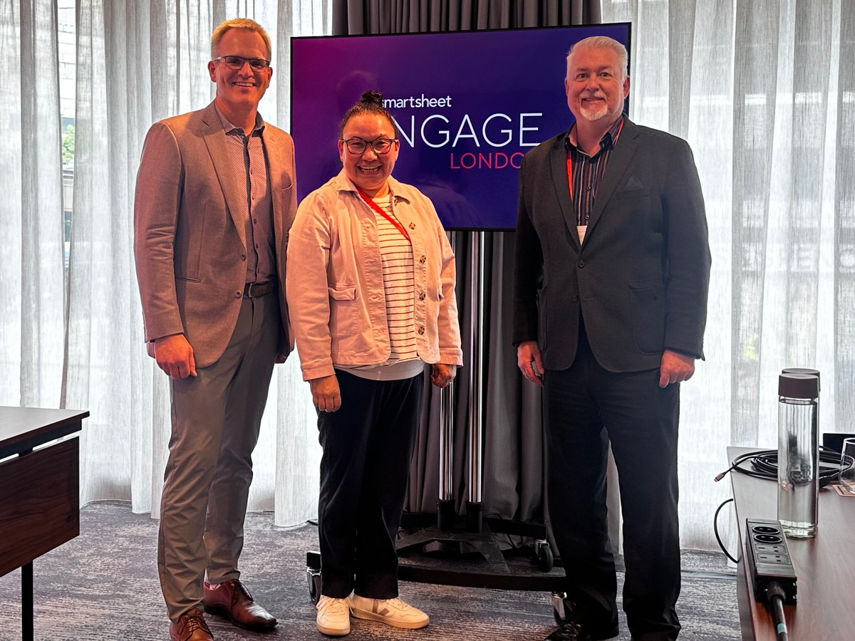Fun chatting w @markmader & @dhinchcliffe on the future of convergence, collaboration, smart usage of AI and the fundamental meaning of project here at #SmartsheetENGAGE. 

I swear I tried to NOT block the logo...