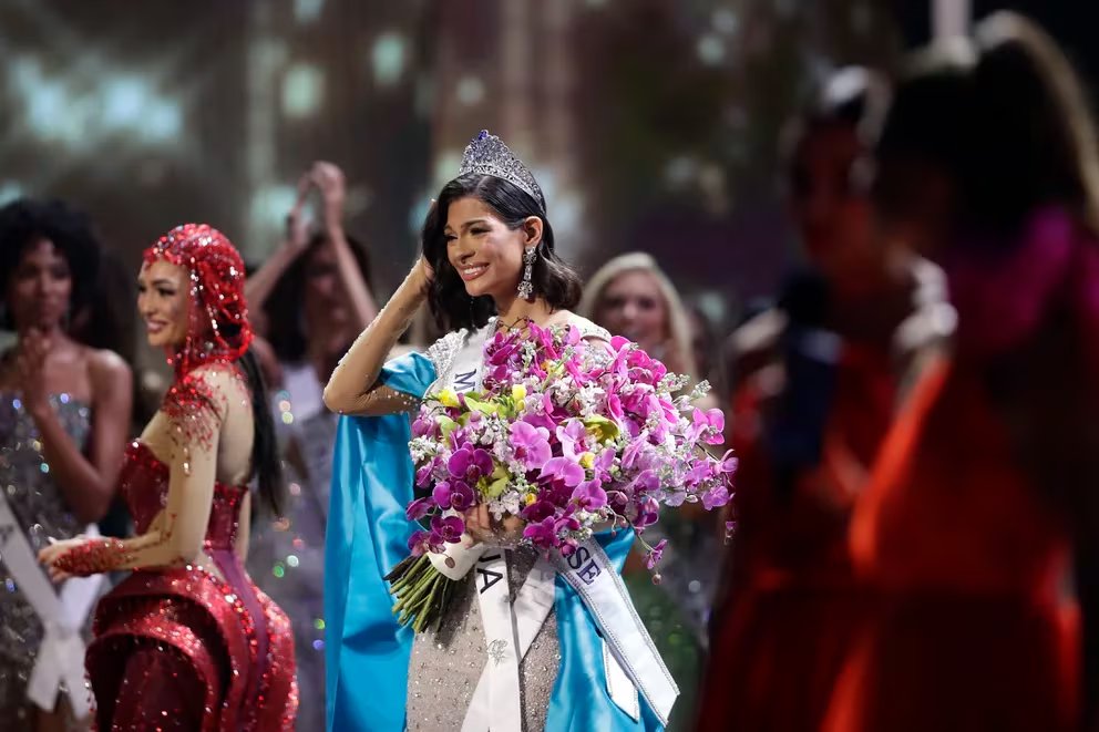 El régimen de #DanielOrtega expulsó del país a la familia de la Miss Universo nicaragüense #SheynnisPalacios
cursorenlanoticia.com.mx/el-regimen-de-…