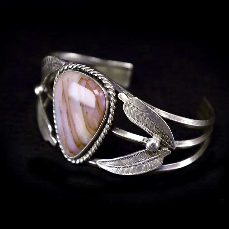 Vintage Native American Navajo Agate Sterling Silver Cuff Bracelet
farriderwest.etsy.com/listing/171696…
Available at Far-Rider-West.com
#nativeamerican #navajo #indianjewelry #agate #agatejewelry #bohobracelet #cowgirl #silverbracelet #cuffbracelet #vintagejewelry