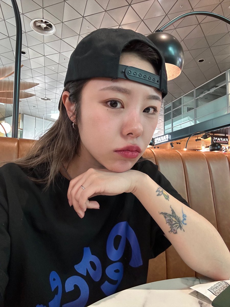 wheein selfies on weverse 😍