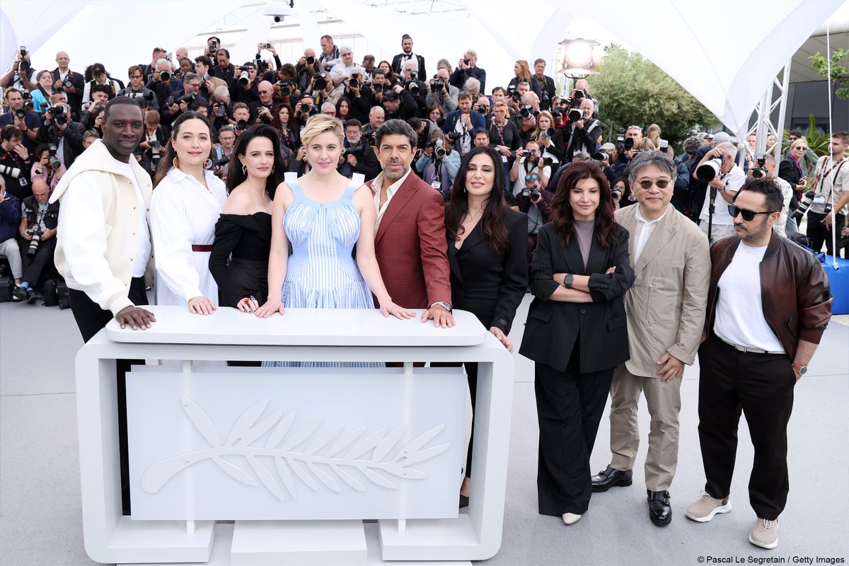 The #Cannes2024 Jury stikes a pose! 📸 Le Jury #Cannes2024 prend la pose ! #Photocall Feature Film Jury / Jury Longs Métrages