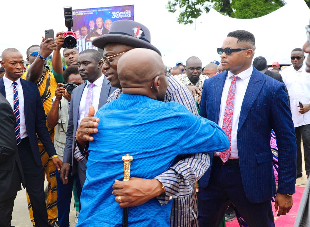 Abia state Governor @alexottiofr in a warm embrace with Rivers state Governor @SimFubaraKSC during the commissioning of Aleto-Ogale-Ebubu-Eteo road, reconstructed by His Excellency Sir Siminalayi Fubara. The 10.98km road serves as a bypass to the dilapidated sections of the