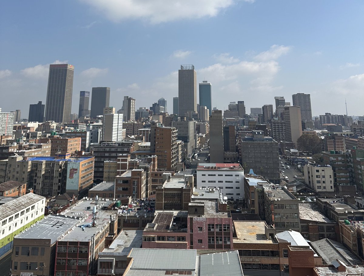 Een van de dingen die me het meeste opvalt aan Johannesburg is het enorme contrast tussen de verschillende wijken van de stad. 

Op het ene moment loop je langs de gated communities, dan weer langs vervallen gebouwen en veel armoede, vervolgens ben je opeens in een super moderne