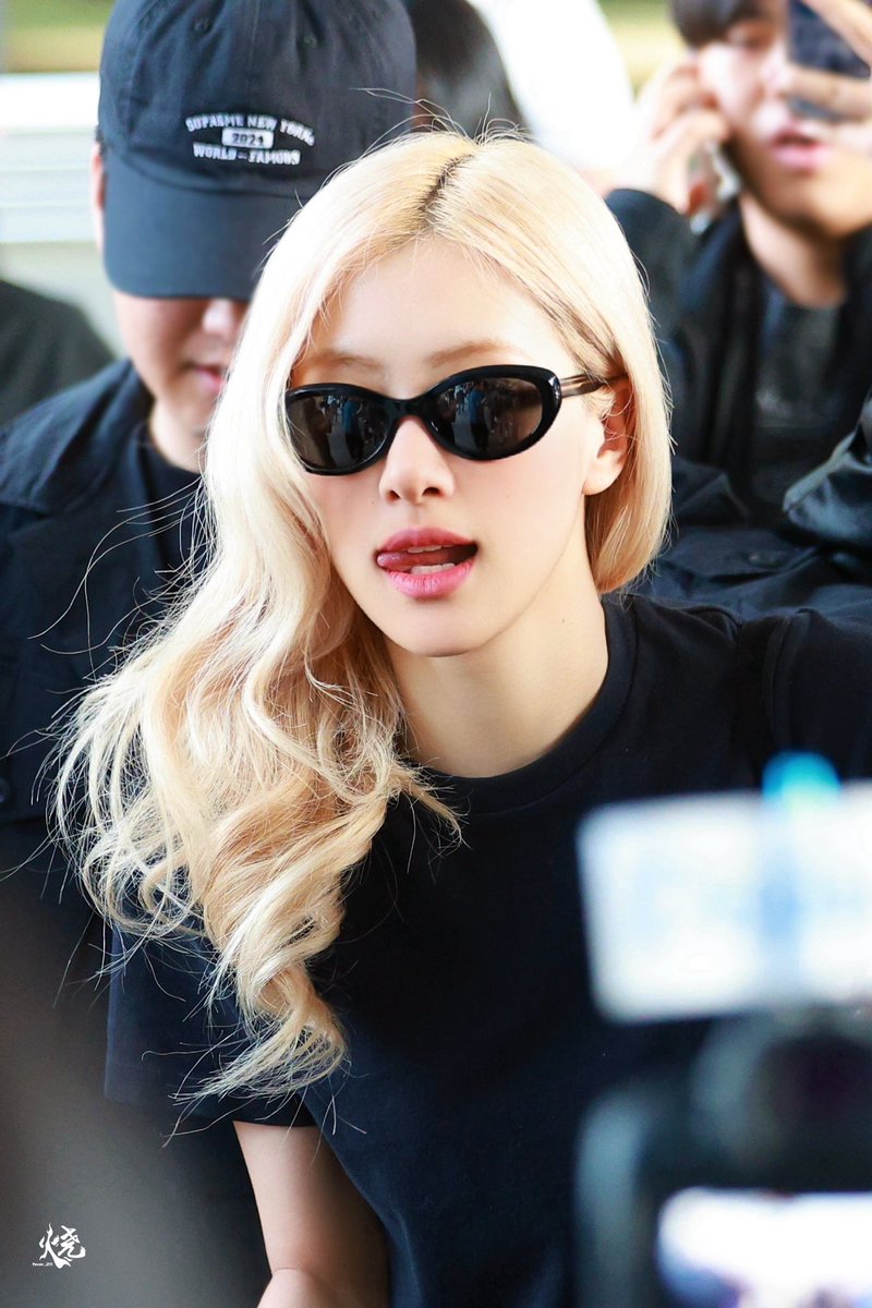 The first natural blonde of kpop, of course!